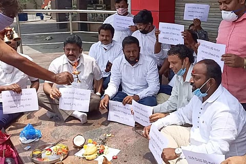 Taxi, auto drivers conduct ‘funeral rites’ for Karnataka govt’s compensation promise