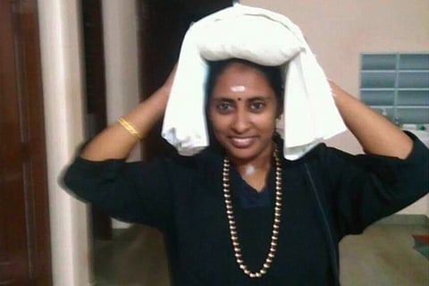 Woman journalist Libi attempts to enter Sabarimala, faces angry protesters