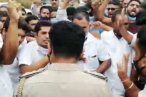 Protest held by Kerala leader against Karnataka authorities for preventing entry into state