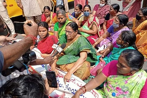 Protesting midday meals workers detained by police in Anantapur
