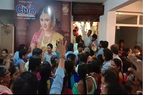Sale stampede in Telangana: 400 women rush into mall that offered saris for Rs 10