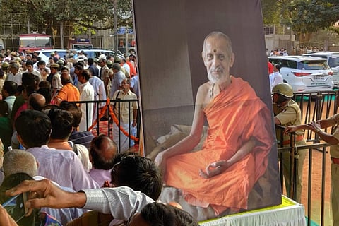 Thousands of devotees queue up to pay respects to Pejawar seer Vishwesha Theertha Swami