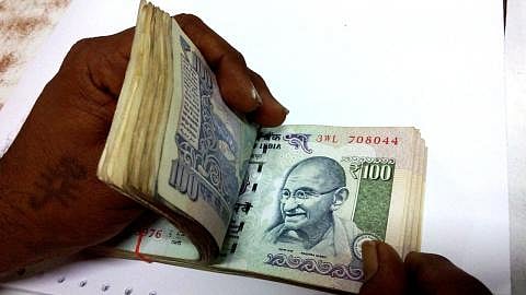 What to do if you are stuck with a fake rupee note?