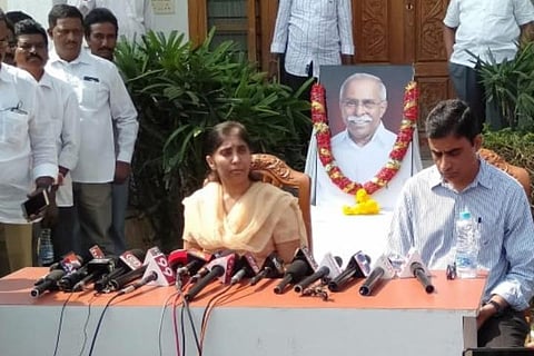 Daughter of YS Vivekananda Reddy Suneetha Narreddy addressing the media after his death
