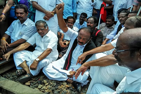 Cauvery row: 600 farmers detained in rail roko