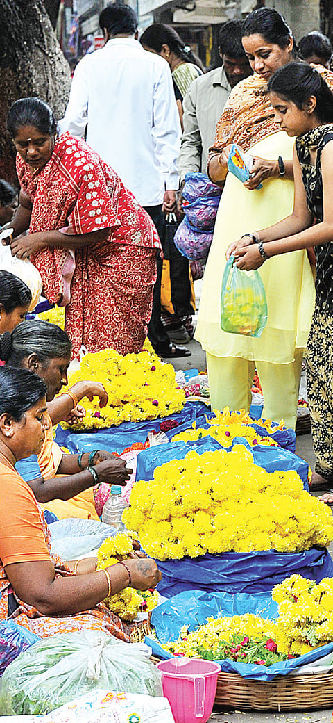 Flowers, dolls, vegetables...Dasara alive