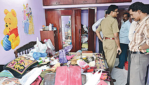 135 sovereigns gold gone in twin robberies