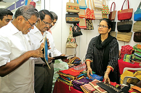 Awe your guests with jute-made gifts
