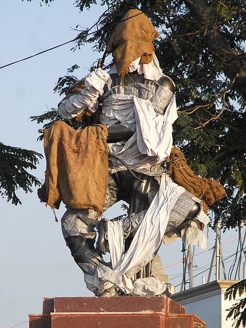 CM indecisive on unveiling of statues