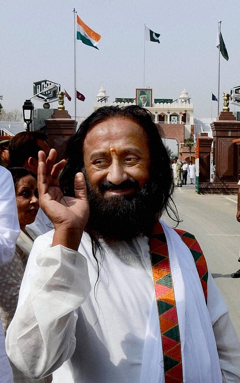 Sri Sri takes up Ganga pollution issue with Akhilesh