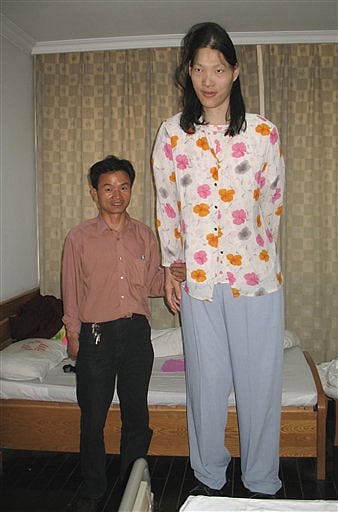 World's tallest woman dies in China at age 39
