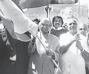 Former president A P J Abdul Kalam with Chief Minister B S Yeddyurappa flagging off the 108 Emergency Response Services in Karnataka, in Bangalore.