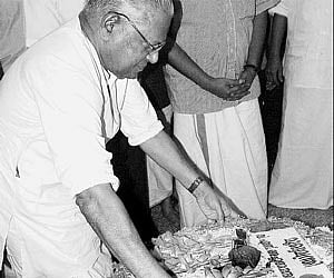 Chief Minister V.S. Achuthanandan laying wreath on the body of K P Appan at his house at Mundakkal in Kollam on Monday.