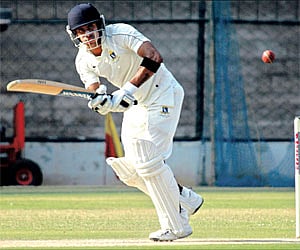Bengal batsman Manoj Tiwari in action during the Ranji cricket match against Tamil Nadu at Chinnaswami Stadium in Bangalore on Frida/Vinod Karimatt.