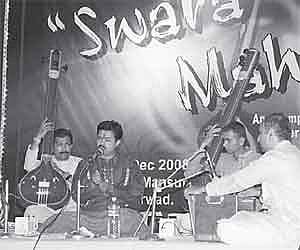 Prasanna Gudi started his 24 hour concert on Sunday rendering ragas at Kalabhavan in Dharwad to create a Guinness record