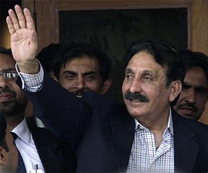 Iftikhar Mohammed Chaudhry waves to people at his residence in Islamabad, Pakistan. (Photo: AP)