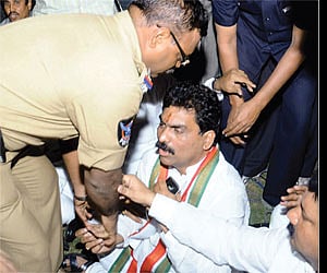 Police arresting Vijayawada Congress MP Lagadapati Rajgopal when he staged a dharna near AP Olympic Bhavan in Hyderabad on Monday demanding Samaikyand