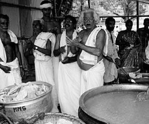 Thankappan Nair and his team singing the traditional ‘Vanchi Pattu’ during the inauguration of Aranmula Vallasadya at Kanakakkunnu on Friday.