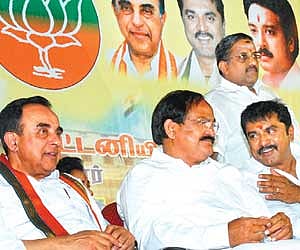 Janata Party president Subramanian Swamy, BJP election in-charge for southern states M Venkaiah Naidu and AISMK founder Sarath Kumar at a public meeti