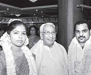 Newly-wed couple Rinita and Bineesh Kodiyeri, son of Home Minister Kodiyeri Balakrishnan, with CPM state secretary Pinarayi Vijayan and veteran Congre