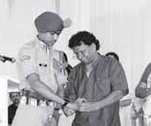 UNESCO ambassador David Dabydeen tying a heart band on the wrist of an NCC cadet at VHSS, Panangad the other day. Dr Jose Chacko Periappuram and V M L