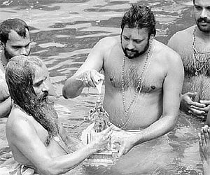 Thantri Kandararu Rajivaru performing the ‘arattu’ ceremony along with melsanthi Vishnu Nampoothiri at Arattukadavu in the Pampa on Wednesday.