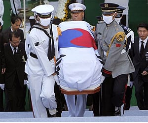 Honor guard soldiers carry the coffin of the late former South Korean President Kim Dae-jung  at his state funeral in Seoul, Sunday. (AP)