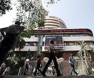 People walk past the Bombay Stock Exchange building in Mumbai January 9, 2009. (Reuters)