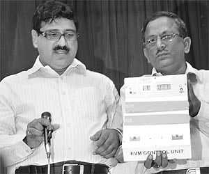 NetIndia Managing Director V.Hari Prasad (left) and Jana Chaitanya Vedika member Prasad showing the EVM.