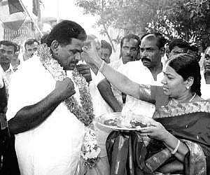 DMK wrests Tiruchendur, retains Vandavasi