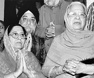 Naveen Kaur and Preetam Kaur, sisters of Prime Minister Manmohan Singh, at a gurdwara in South kolkata on Saturday evening to pray for the speedy reco