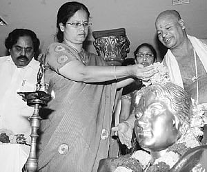 Vijayawada Mayor MV Ratnabindu paying floral tributes to Savitri at a function held in Vijayawada on saturday on the occasion of the legendary actress