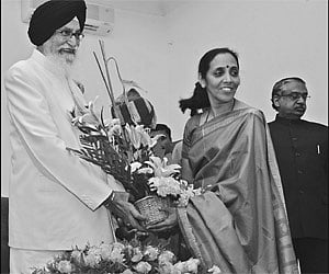 Tamil Nadu Governor Surjit Singh Barnala presenting a bouquet to Poongothai Aladi Aruna after she took oath of office as a minister at Raj Bhavan.