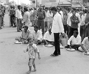 TRS activists serve lunch to daily labourers at LB Nagar in Hyderabad during the bandh on Wednesday/Pic: A Suresh Kumar.