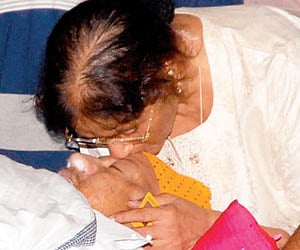 LAST KISS GOODBYE: Vishnuvardhan's wife Bharathi says her farewell.