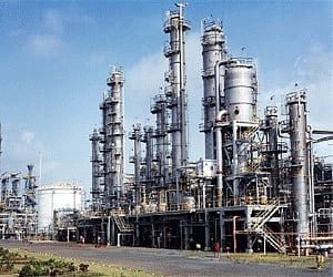 A February 2003 photo shows the Reliance Industries petrochemical plant at Hazira. (Photo: Reuters)