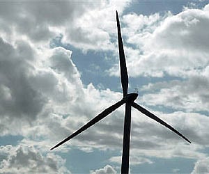 A power-generating windmill turbine is seen in Bonneval near Orleans, central France in this November 23, 2008 file photo. REUTERS