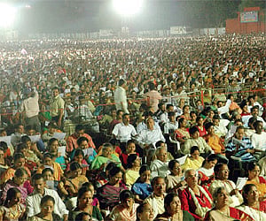 (Above) Musicians and singers rendering Annamacharya kirtans in chorus.