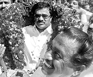 Thirunavukkarasar gets a warm welcome on his arrival at Chennai airport from Delhi on Thursday after he joined the Congress.