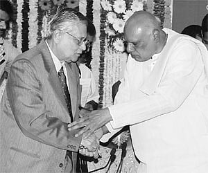 Chief Minister K Rosaiah greeting Press Council of India Chairman Justice GN Ray at the National Press Day celebrations in Hyderabad on Monday.