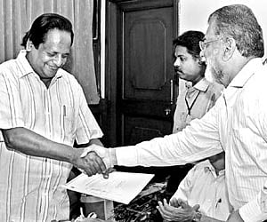 P S Veeraraghavan (left) taking over as VSSC director from Dr K Radhakrishnan at the VSSC in Thiruvananthapuram on Saturday.