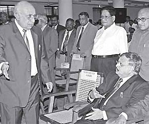 Justice K T Thomas inviting Chief Justice of India K G Balakrishnan (extreme right) and Kerala High Court Chief Justice S R Bannurmath to the dais.