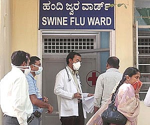 A doctor talks to people waiting to undergo tests at the swine flu ward in Rajiv Gandhi Institute of Chest Diseases, in Bangalore. (AP)