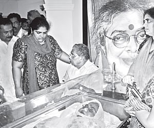 Vayalar Ravi’s daughter Lakshmi Ravi (Chakki) consoling Vayalar Ravi when the body of Mercy Ravi was brought to their residence in Kochi on Saturday.