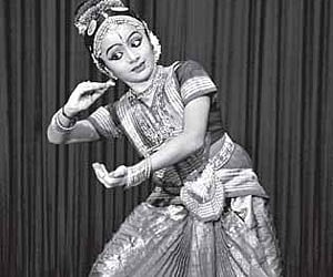Cine artiste Malavika Sunil performing bharathanatyam at Melapthur auditorium, Guruvayur, on Sunday.