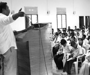 Adarsh S.Kumar, Motor Vehicle Inspector of Thripunithura, handling a session in the workshop on ‘Road Safety Awareness’ organised by Y’s Men District