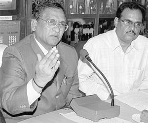 Central Tobacco Research Institute Director V Krishnamurthy addressing a press conference in Rajahmundry on Monday.