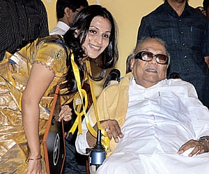 Chief Minister honouring dancer Aishwarya Dhanush, daughter of actor Rajinikanth, at the 42nd Kalaimamani Award presentation ceremony.