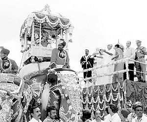 Chief Minister BS Yeddyurappa offering flowers to the Chamundeshwari idol seated in the golden howdah to flag off the Vijayadashami procession, in Mys