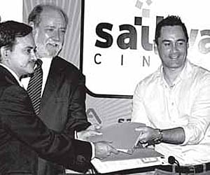 Express Avenue chief financial officer (extreme left) R R Aroon Kumar exchanging an .MoU’ with Satyam Cinemas’ CEO Tan Ngaronga at a media gathering
